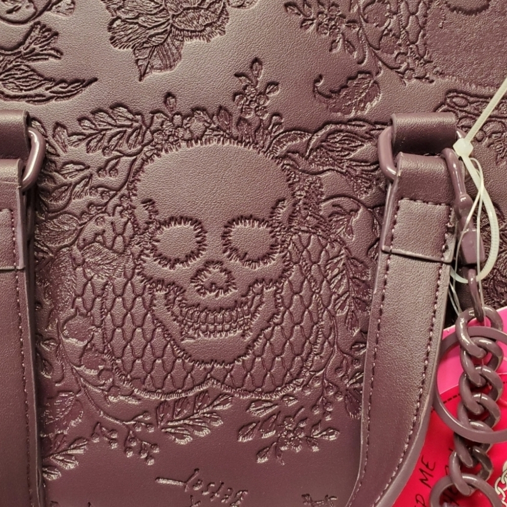 ❎️‼️1 Left ‼️❎️BETSEY JOHNSON embossed xoxomattie plum skull ROSES XL TOTE 💟 - Picture 5 of 9